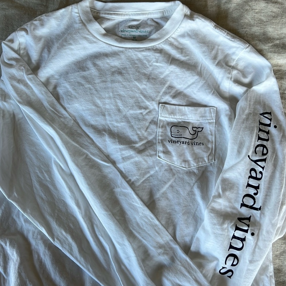 White Vineyard Vines long sleeved T front pocket like New size M (12-14)